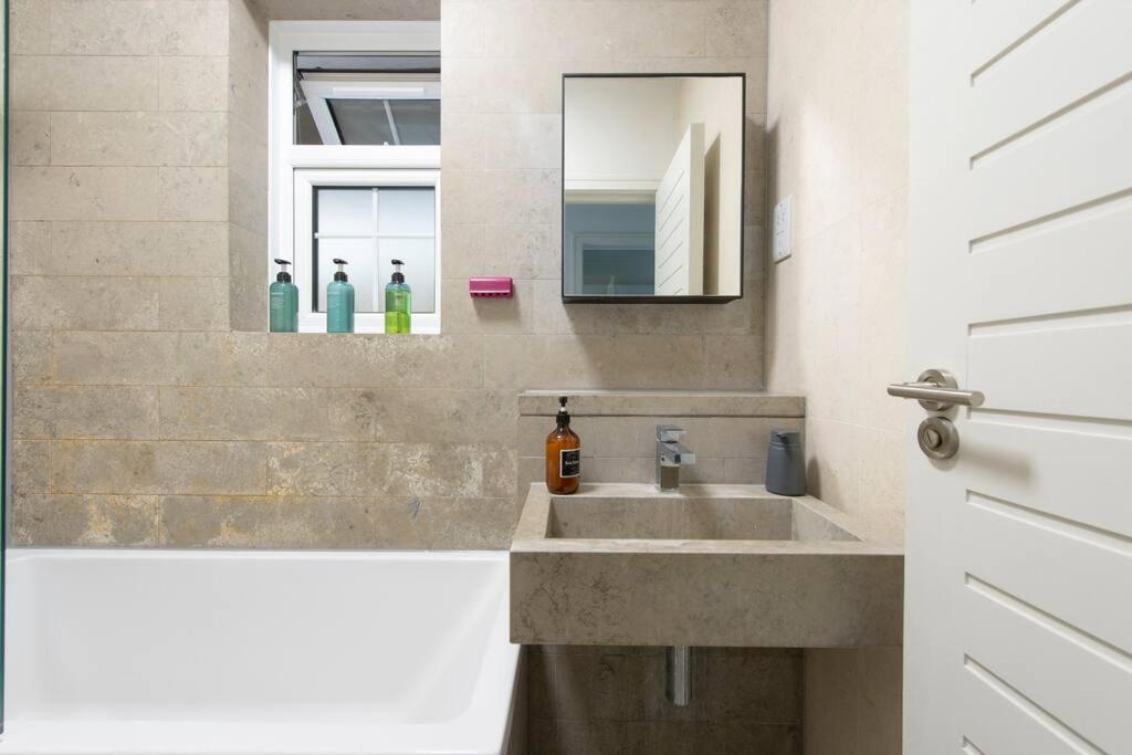 2 Bedroom Modern Urban Sanctuary 1Cc - Cherrydeal لندن المظهر الخارجي الصورة